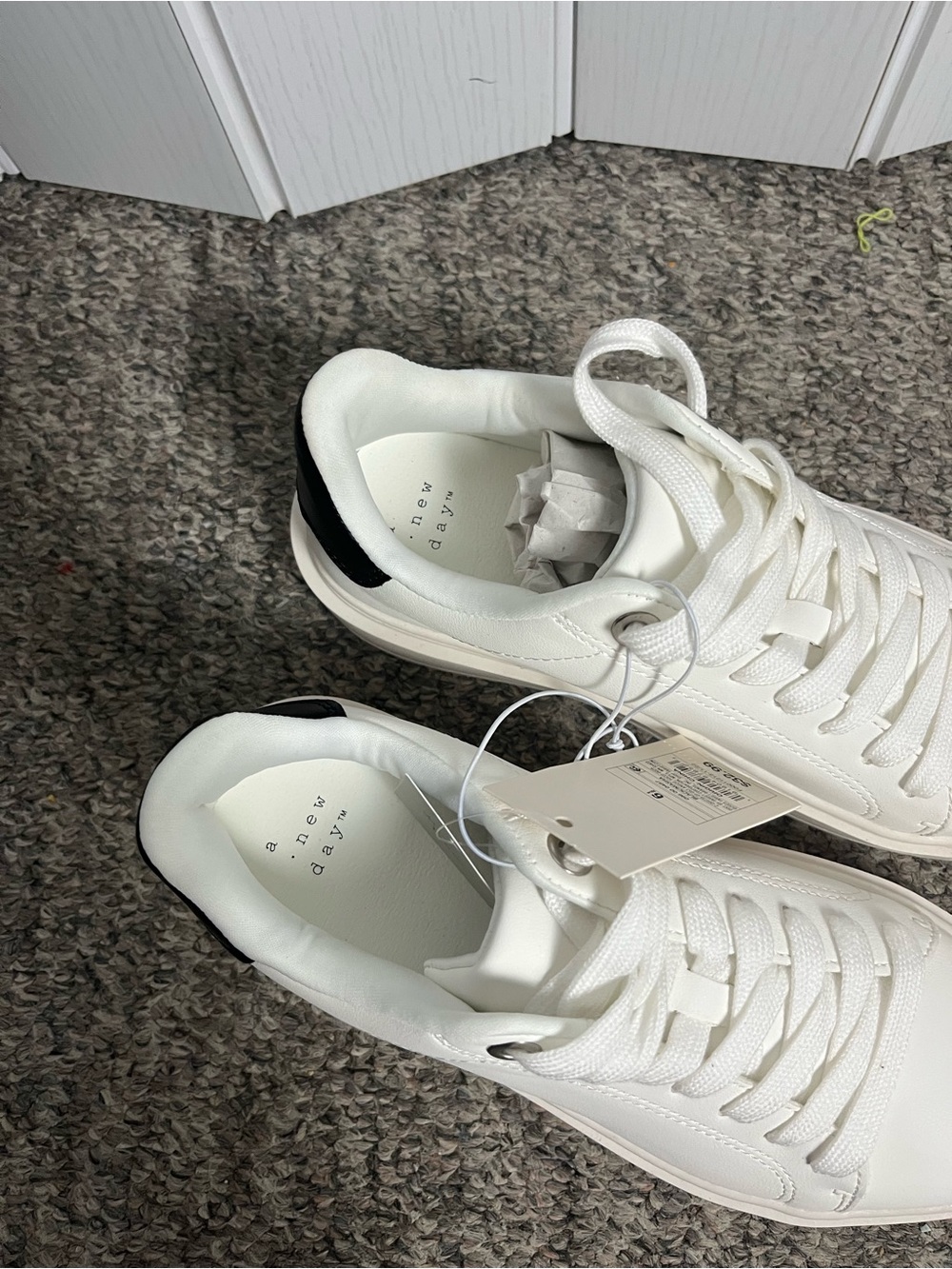 A New Day Women’s White Low-Top Casual Sneakers with Black Heel Accent 6.5 - Picture 6 of 10